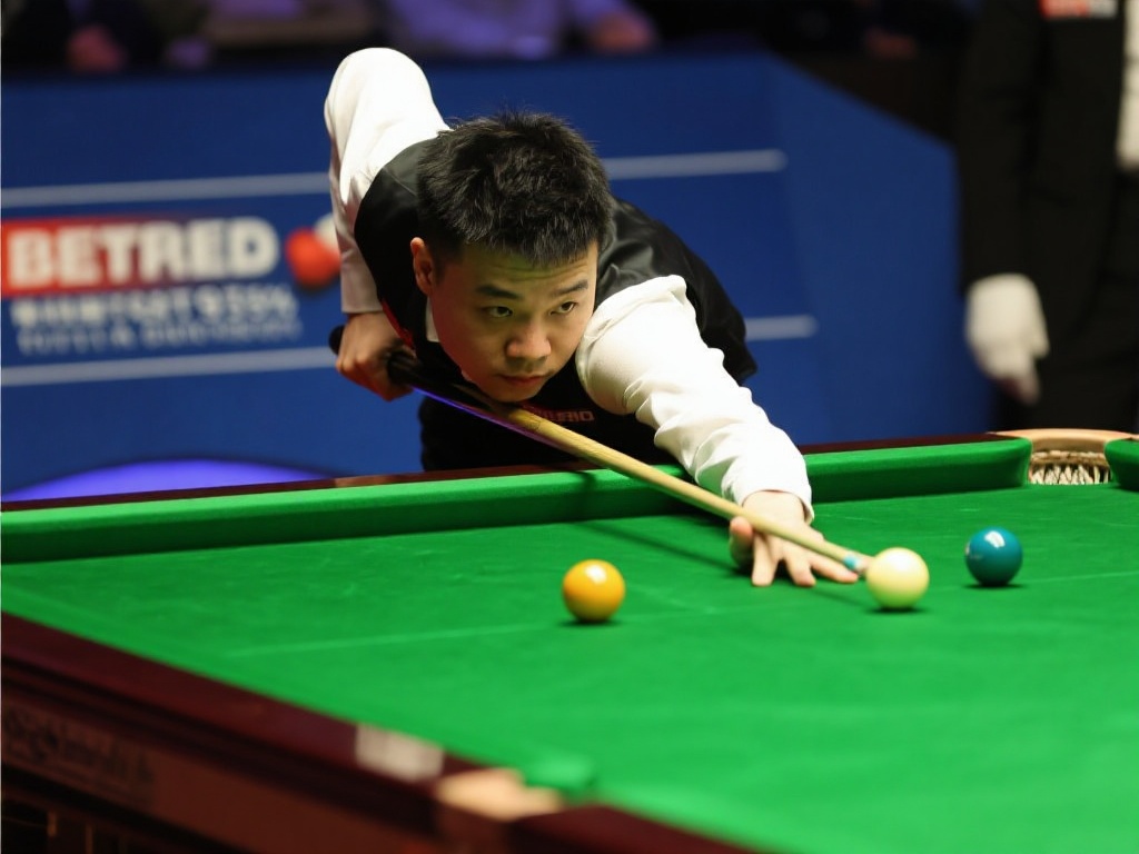赵心童12-4大胜,冲击斯诺克世锦赛四强 在本场比赛中,赵心童不仅表现出扎实的基本